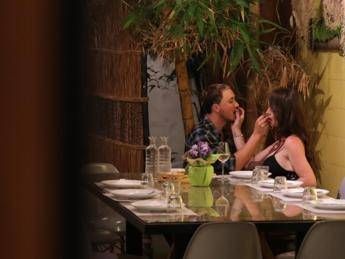Cena galeotta e paparazzata per Manila Gorio e Chando Cena galeotta e paparazzata per Manila Gorio e Chando